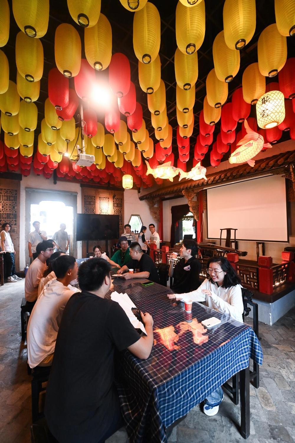 8月20日,“‘才’汇七夕·‘缘’来诸暨”青年人才七夕联谊活动在浙江省诸暨市东白湖镇举行,“十里红妆”“寻爱之旅”“彩绘纸伞”“乞巧祈福”……一个个具有传统文化韵味的游戏活动,让在场的单身青年人才沉浸式体验丰富多彩的民俗文化,交友结缘。新华社记者 徐昱 摄