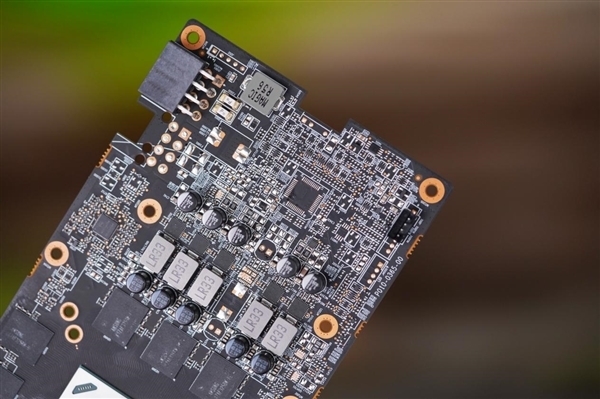 中国特供!蓝宝石AMD RX 6750 GRE 10GB白金版图赏