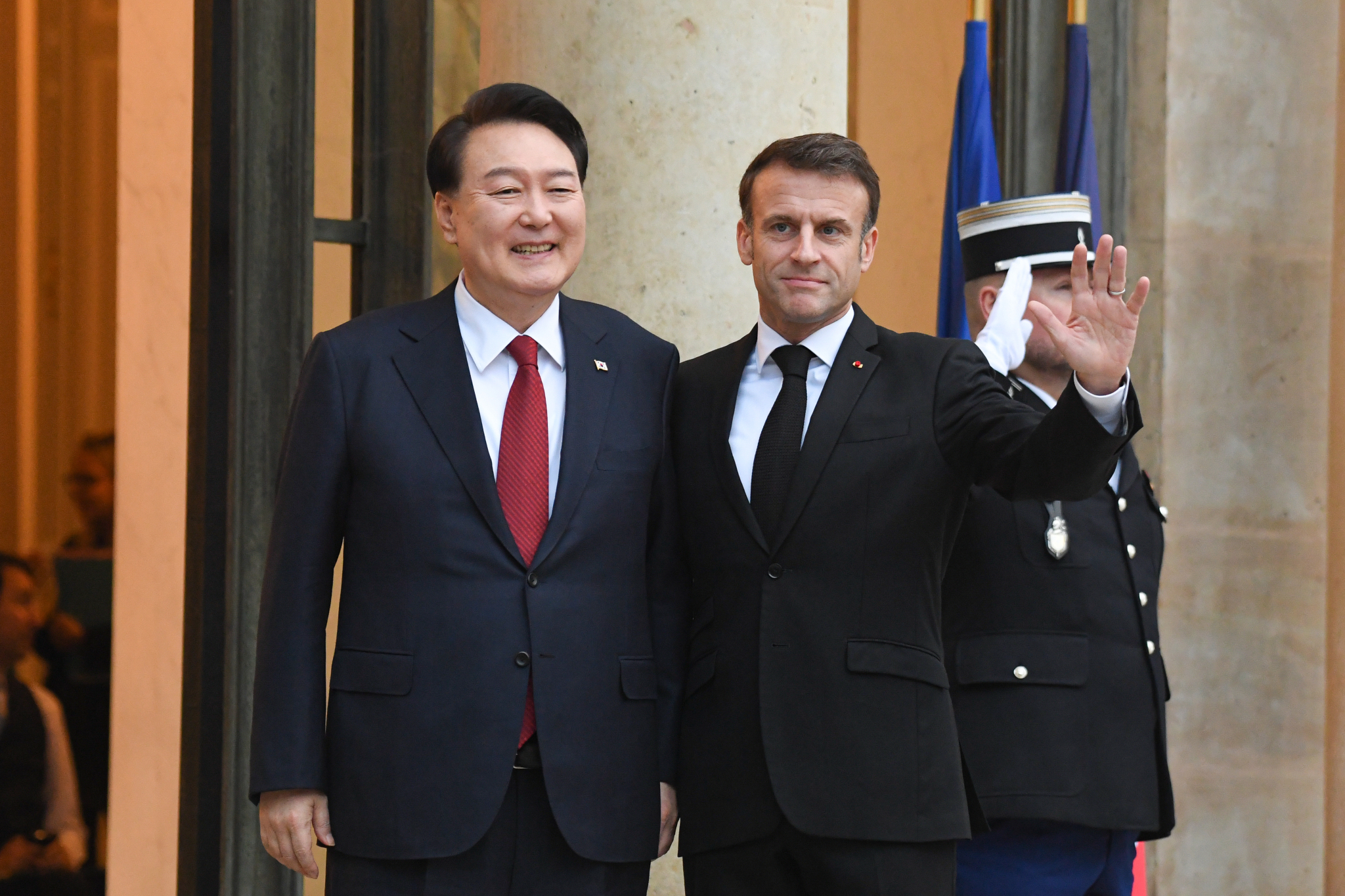 当地时间2023年11月24日，法国巴黎，法国总统马克龙在爱丽舍宫会见到访的韩国总统尹锡悦。