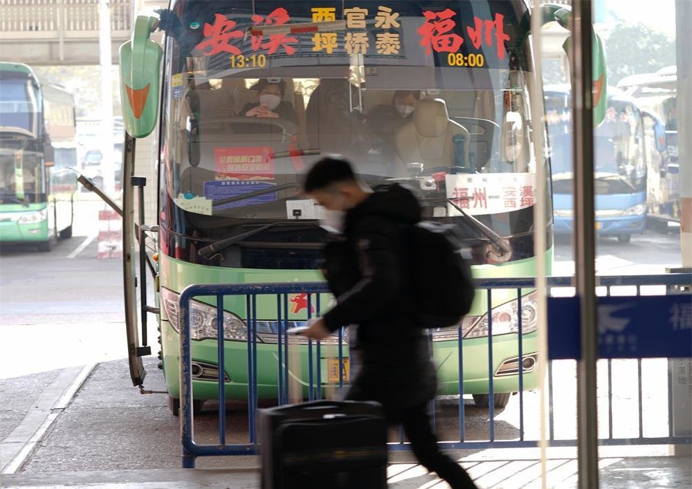 1月7日，在福建福州汽车北站，旅客准备登车。新华社记者 魏培全 摄