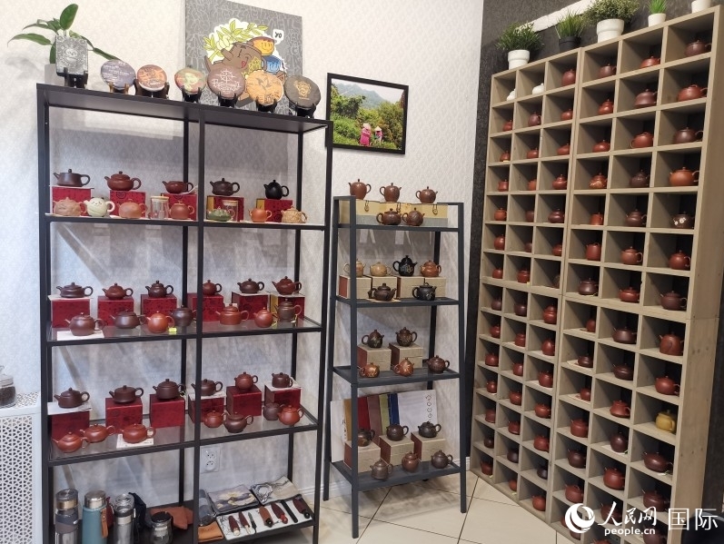 马克西姆的茶叶店摆放着来自中国宜兴,景德镇等地方的茶壶.