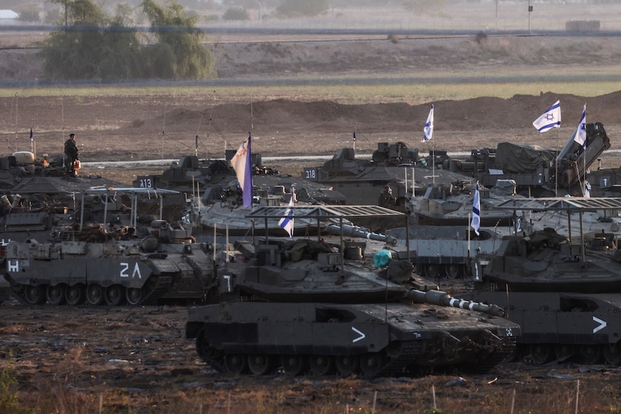 当地时间2023年10月19日，以色列在加沙地带边境部署坦克和士兵。