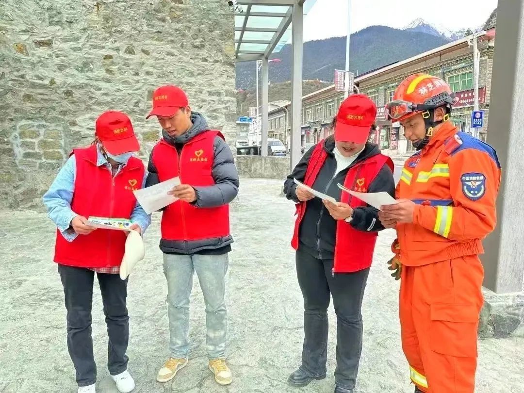 “红马甲”消防宣传服务队