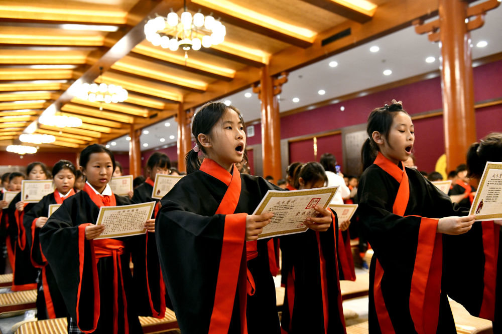 2023年6月9日，来自济南大学附属小学的同学们在曲阜市参加研学活动，并诵读经典。新华社记者 郭绪雷 摄