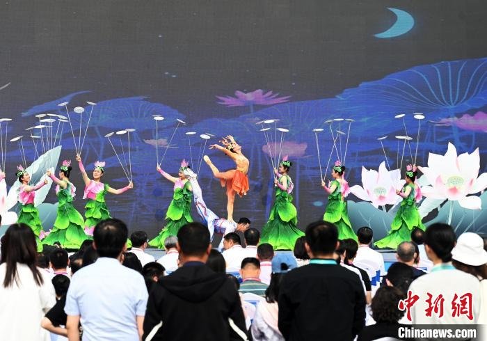 图为沧州园博会开幕式现场的杂技表演。 翟羽佳 摄