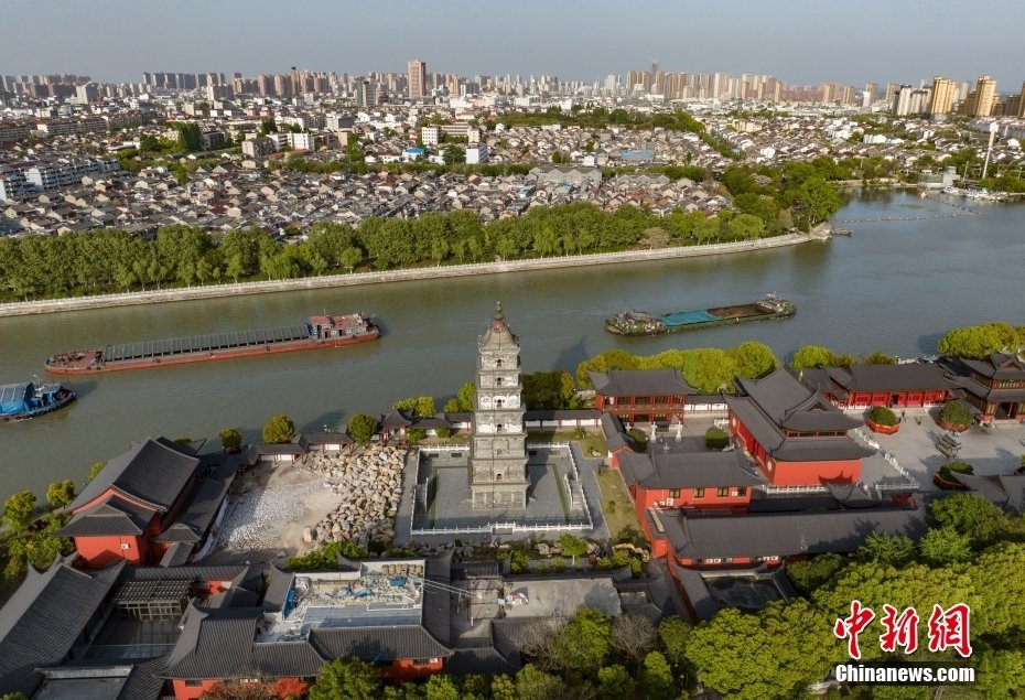 4月16日,航拍京杭大运河畔江苏高邮,运河航运、盂城驿、文游台、汪曾祺纪念馆、清水潭湿地、湖上花海……处处呈现出水乡小城的历史人文气息。高邮依湖傍河,造就了“一城一湖两河三堤”独特景观。图为运输船只穿梭在京杭大运河高邮段水面上。(无人机照片)中新社记者 泱波 摄