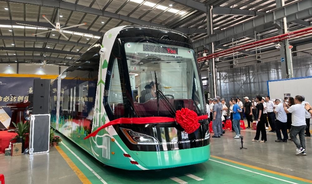 这是2022年9月6日在中车智行科技有限公司制造厂区下线的“智轨”电车。（中车株洲所供图）