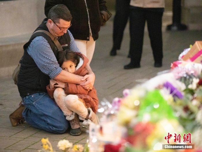 当地时间1月27日，民众在美国加利福尼亚州半月湾市举行的守夜活动中悼念枪击事件遇难者。1月23日下午，半月湾市发生枪击事件，造成7人死亡、1人受伤。<a target='_blank' href='https://news.ifeng.com/'>中新社</a>记者 刘关关 摄