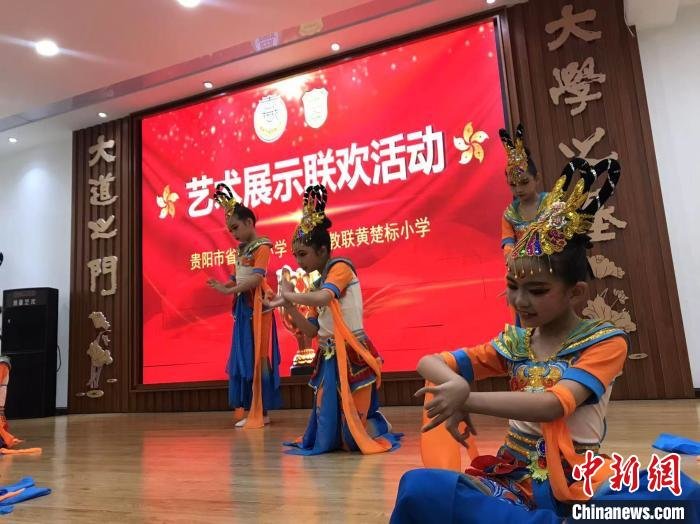 图为贵阳市省府路小学学生的文艺展演现场。 张伟 摄