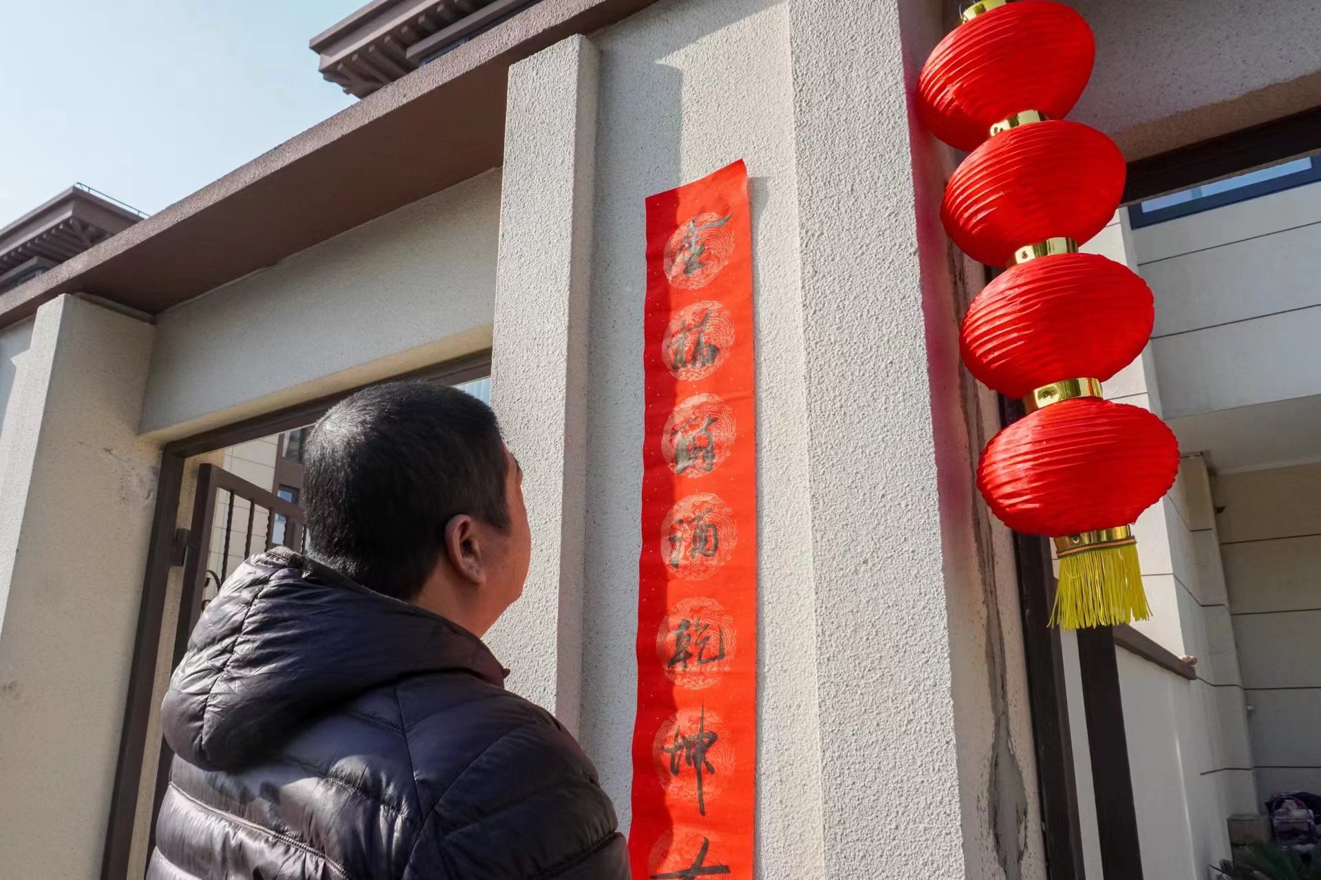 贴春联、挂灯笼…上海百家村多户村民春节前迁入新居_凤凰网