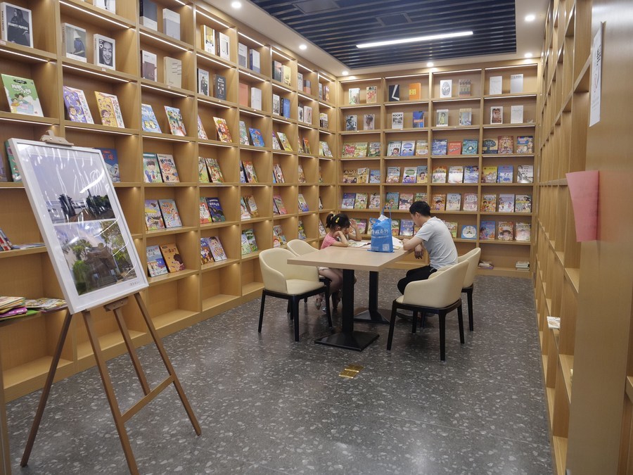 图为市民在长江国家文化公园(九江段)的琵琶书屋阅读书籍.