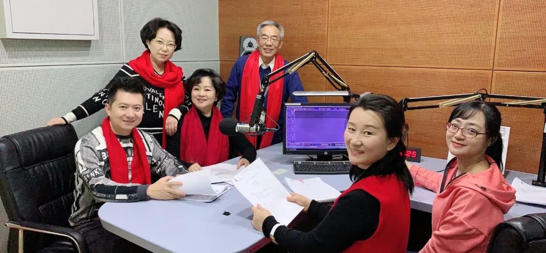 △《小喇叭》主创们共同录制春节特别节目。