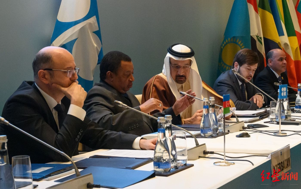 ↑索罗金（右二）在2019年与OPEC+国家的一次会议上