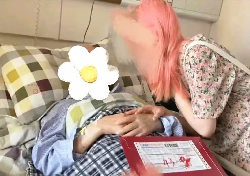 郑灵华在网上晒出自己探望爷爷的照片,由此引来网暴