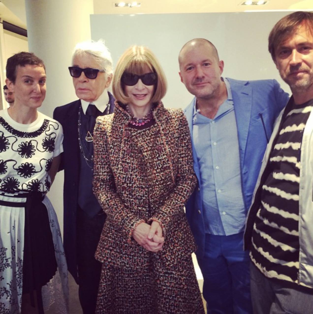 从左至右:Colette 创意总监 Sarah Andelman,时装设计师「老佛爷」Karl Lagerfeld,《Vogue》主编 Anna Wintour,Jony Ive,工业设计师 Marc Newson 图片来自:businessinsider