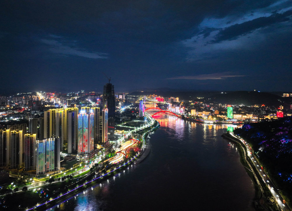 ↑宜宾市三江口夜景。