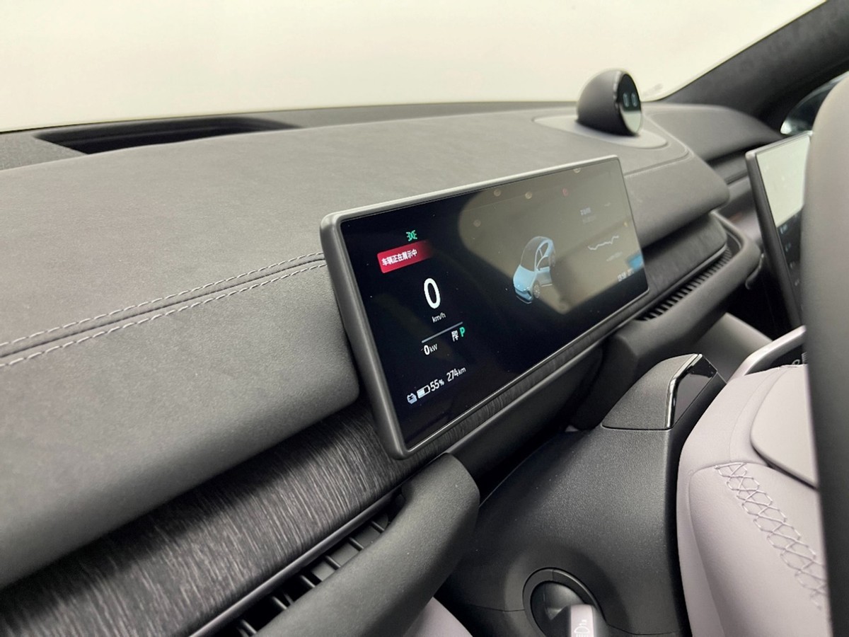 ES6+2万元=轿跑SUV画风+电动尾翼,加速还更快,蔚来EC6到店实拍