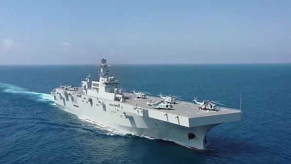 我国自主研制的新型两栖攻击舰首舰海南舰，舷号31。图源：视觉中国