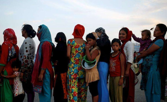 ● 在联合国尼泊尔救助站准备领取食物的妇女