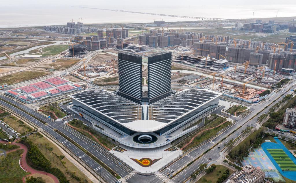 这是在中国（上海）自由贸易试验区临港新片区拍摄的世界顶尖科学家论坛永久会场（无人机照片，2022年11月4日摄）。新华社发