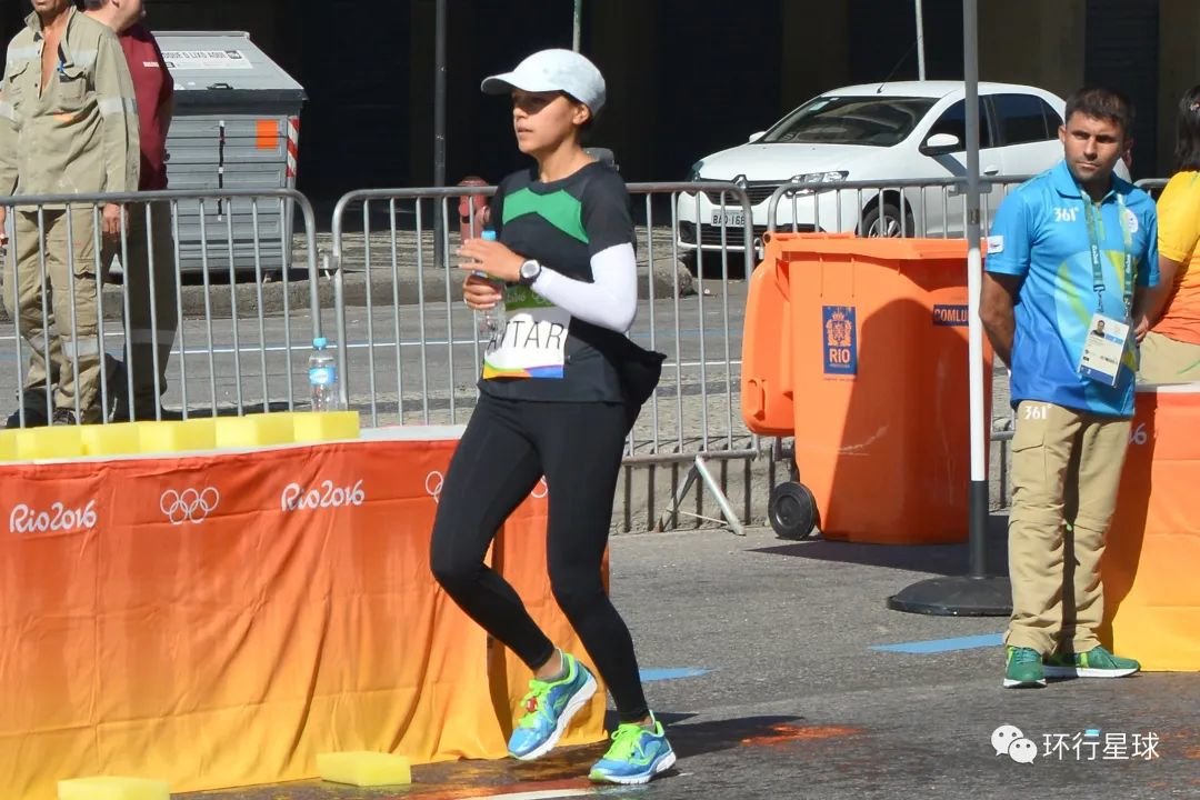 2016年，萨拉·阿塔尔代表沙特参加奥运会的马拉松比赛
