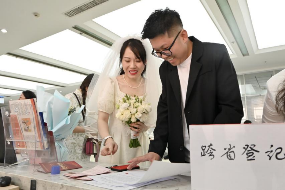 21个省份试点婚姻登记“跨省通办” 图/中新社记者 刘文华 摄