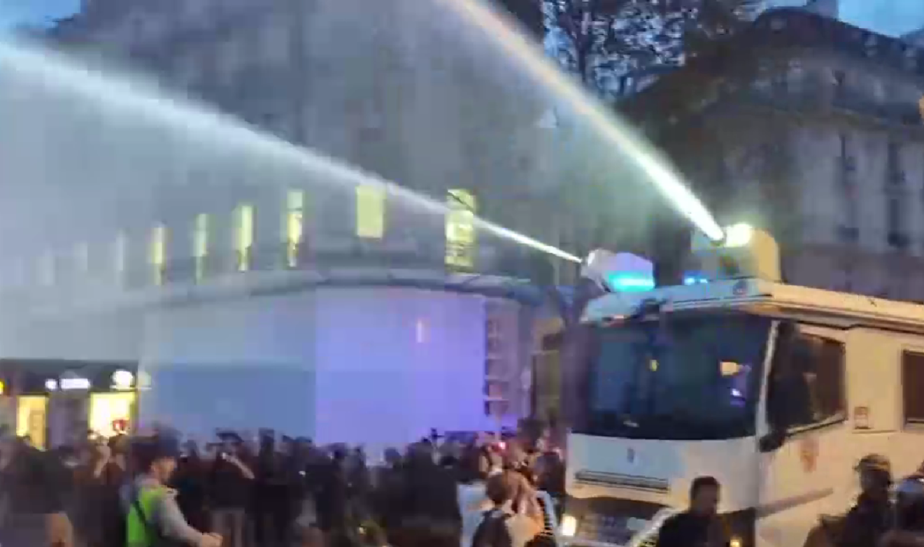 法国70多城爆发大规模抗议：示威者火烧汽车，警方出动水炮车_法案