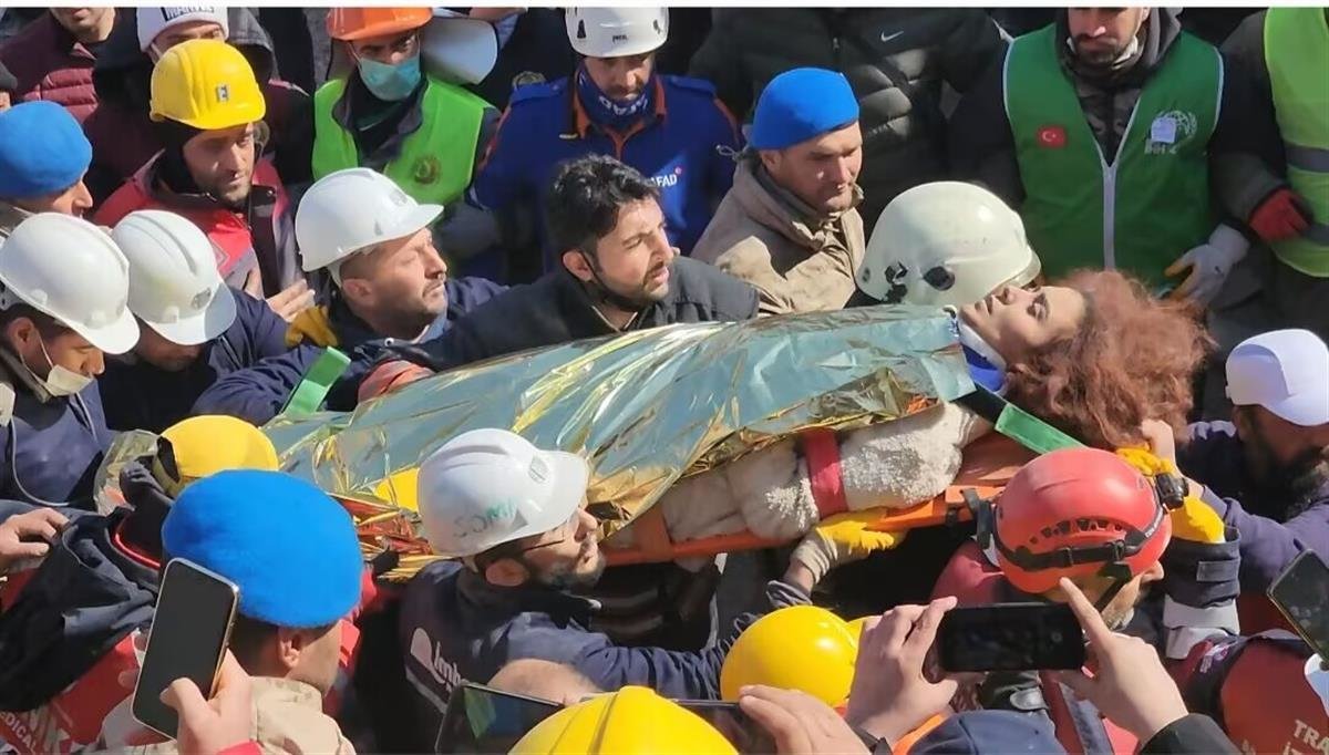 极目新闻特派记者直击土耳其地震救援第7天：23岁女子被困153小时奇迹获救，“楼脆脆”建造者被追责
