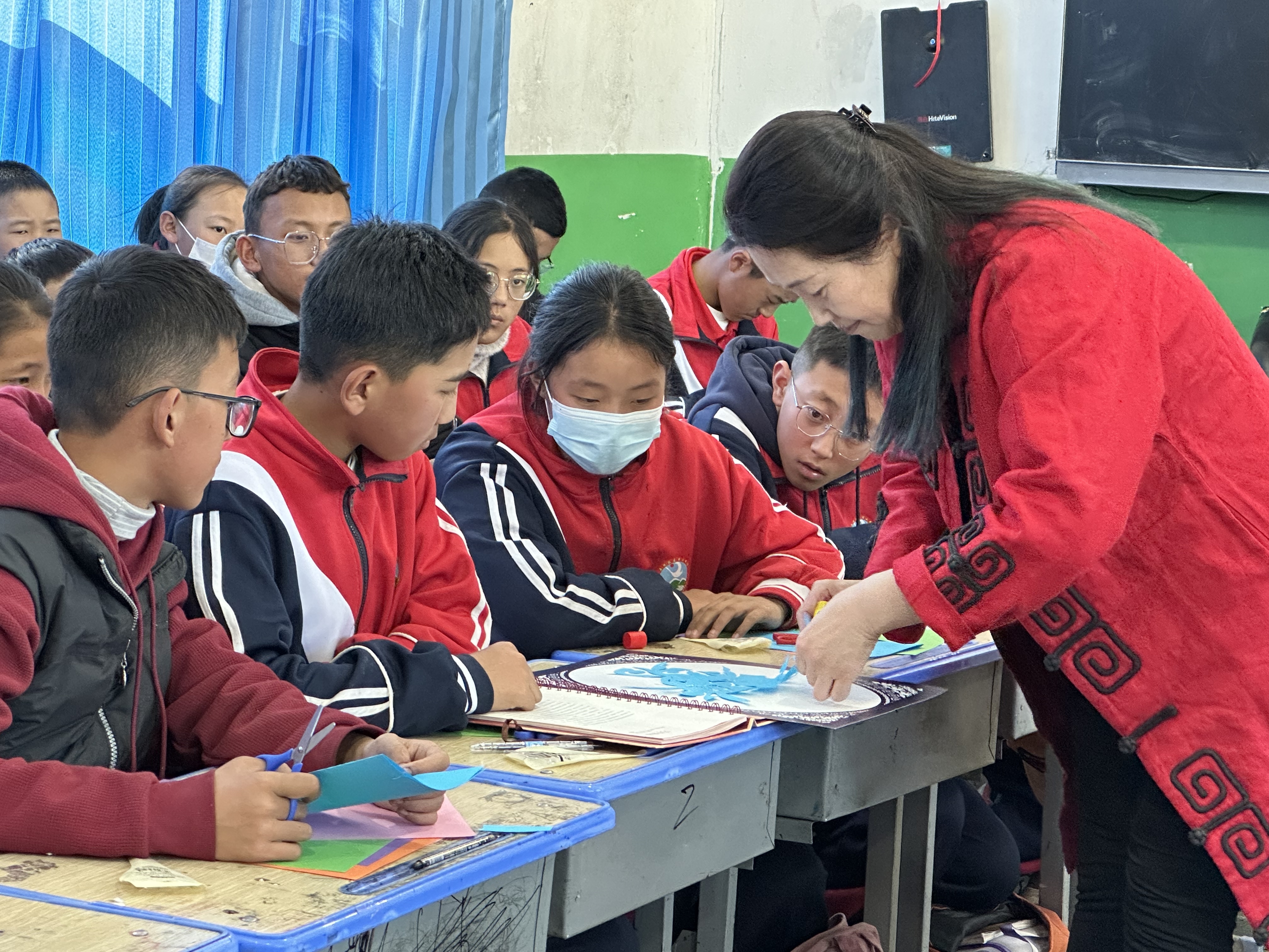黑龙江艺术家手把手地教授藏族孩子们绘画和剪纸