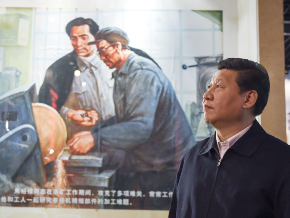2014年3月17日，习近平在河南省兰考县调研指导党的群众路线教育实践活动时，参观焦裕禄同志纪念馆。