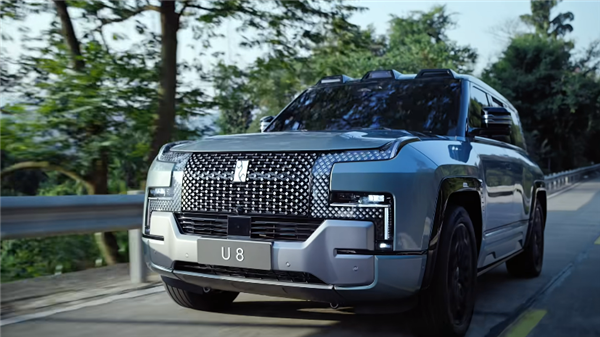 比亚迪百万豪车!实拍仰望U8原地掉头:这圈儿真圆