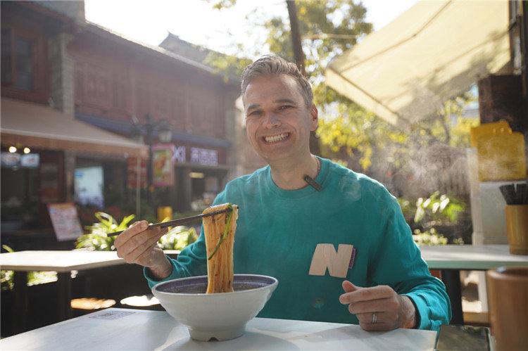 杜安睿在云南昆明文庙街品尝米线。受访者供图