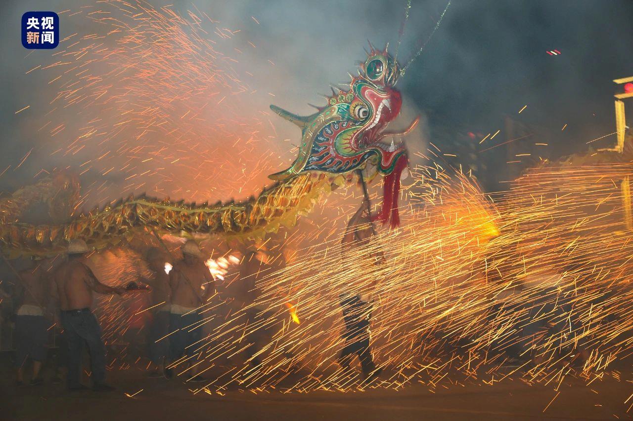 △钢火烧龙是汉文化进入湘西的融合民俗，是祈祷风调雨顺、五谷丰登的重要庆典表演。
