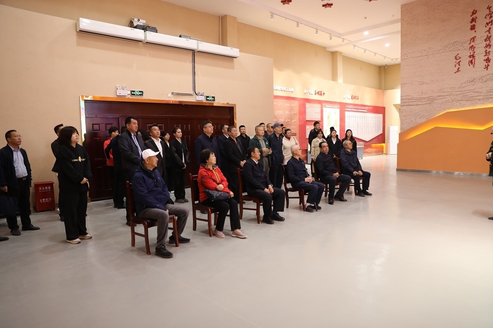 王之在十四师四十七团老兵精神展示馆观看沙海老兵展示片。