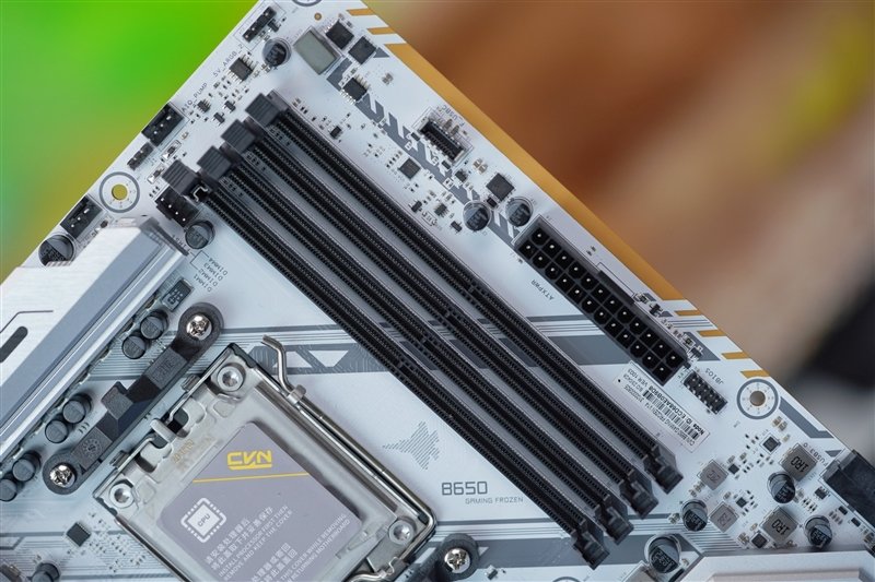 PCIe 5.0全拉满!七彩虹CVN B650 GAMING FROZEN V14评测:同价位最好的大板