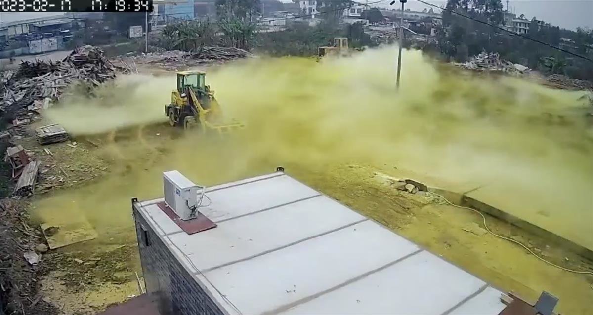 现场产生大量黄绿色气体(图片来源:监控视频截图)