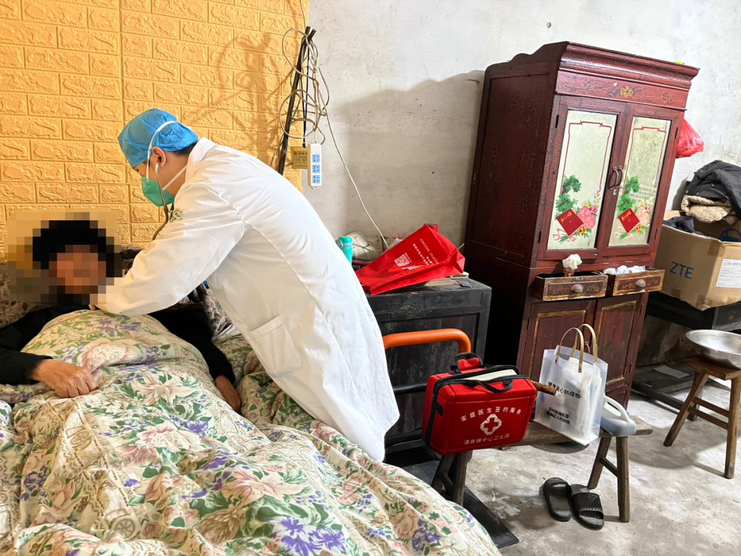 瓯海区泽雅镇中心卫生院医生进村问诊。