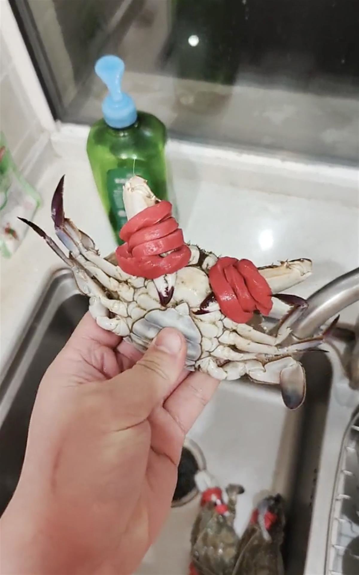 商家回应“买200元梭子蟹皮套占80元”:进货时就这样,我们也不想这样卖