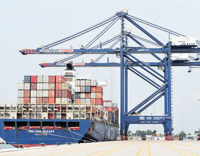 在尼日利亚拉各斯，一艘满载集装箱的货轮停泊在莱基深水港。尼日利亚通讯社供图（新华社发）