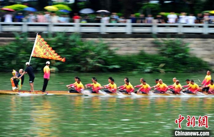 在福州市光明港,民众划桨竞渡,享受划龙舟的乐趣。 张斌 摄