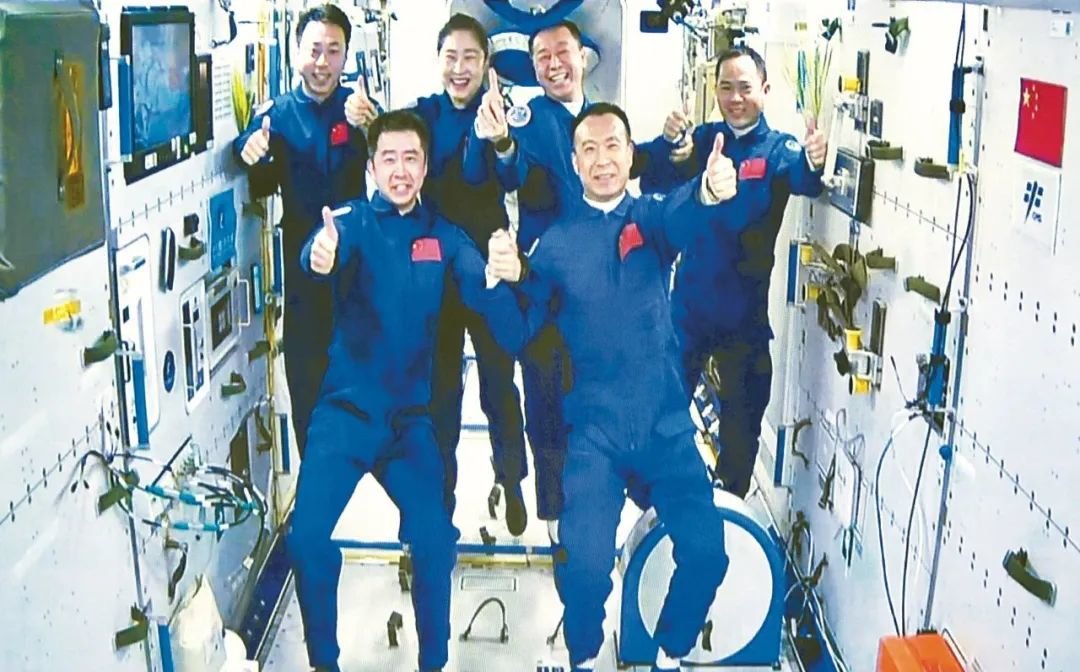 2022年11月30日在酒泉卫星发射中心拍摄的神舟十五号航天员乘组与神舟十四号航天员乘组太空合影的画面。 新华社记者 郭中正 摄