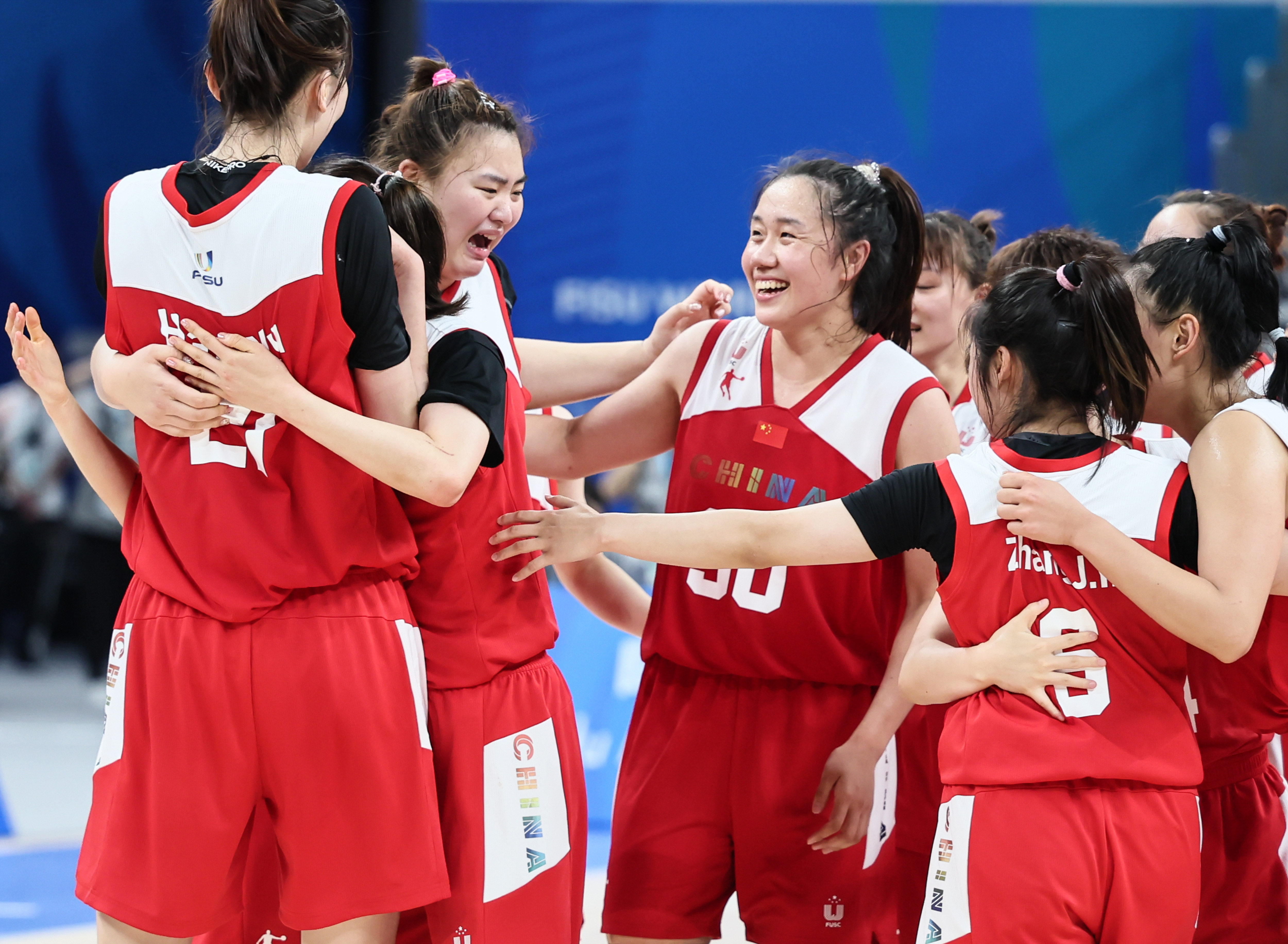 8月5日，中国队球员在比赛胜利后庆祝。新华社记者兰红光摄