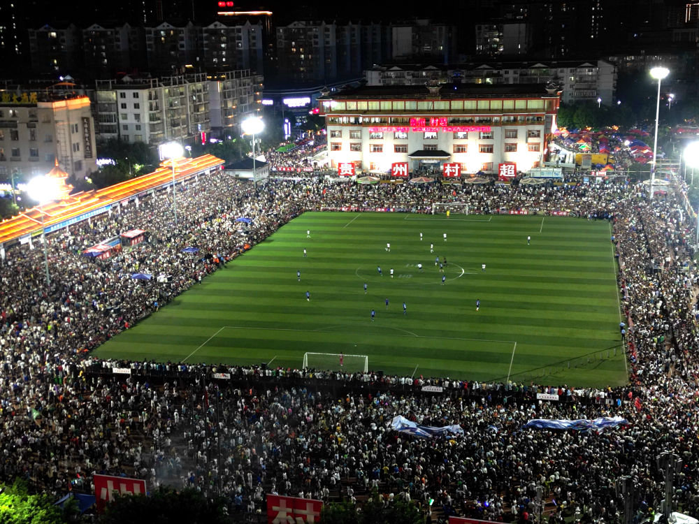 ↑这是6月23日拍摄的“村超”足球比赛现场(无人机照片)。新华社发(王炳真摄)