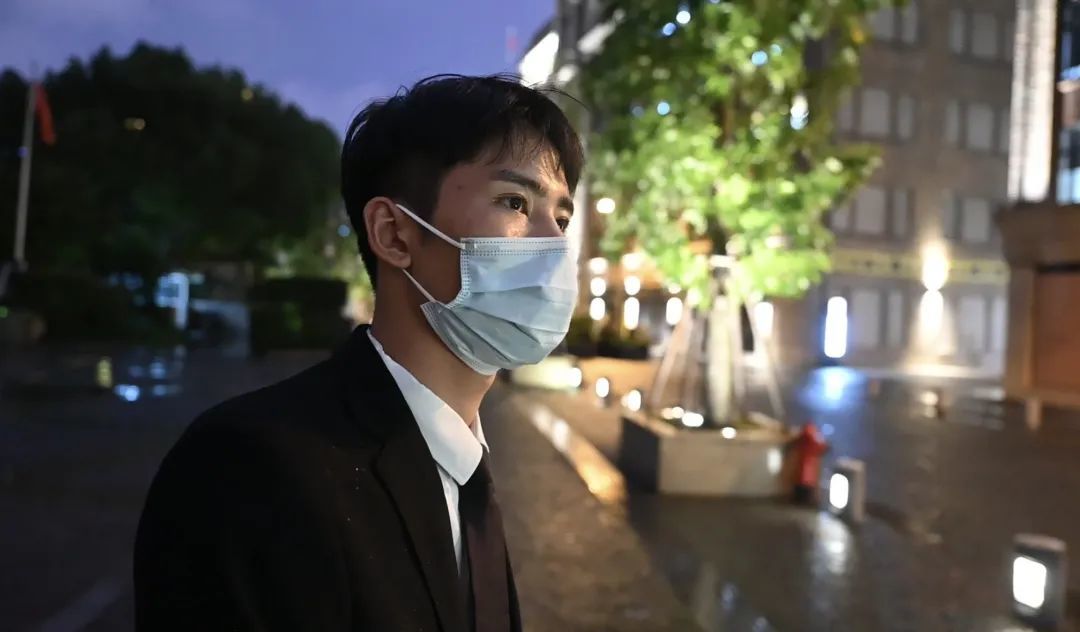 上海飞身跳桥救人的“领带小哥”找到了丨上海跳桥视频