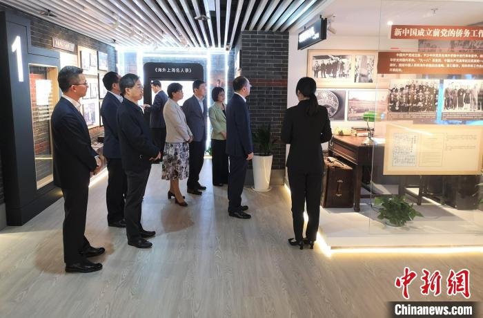 “同心百年”上海侨史发展陈列展。　范宇斌 摄