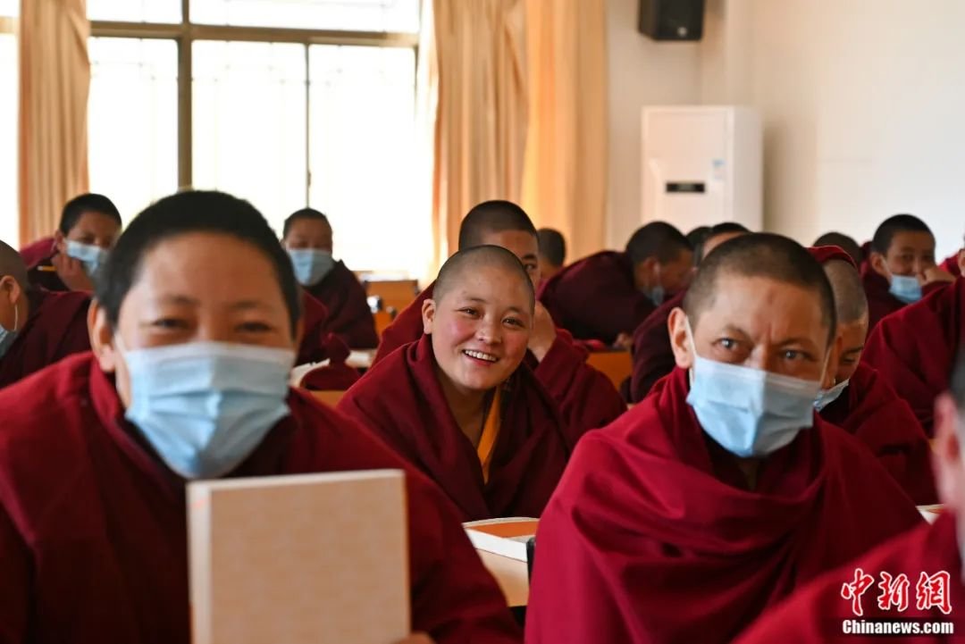 西藏佛学院迎来新学期，学员等待上课。赵朗 摄
