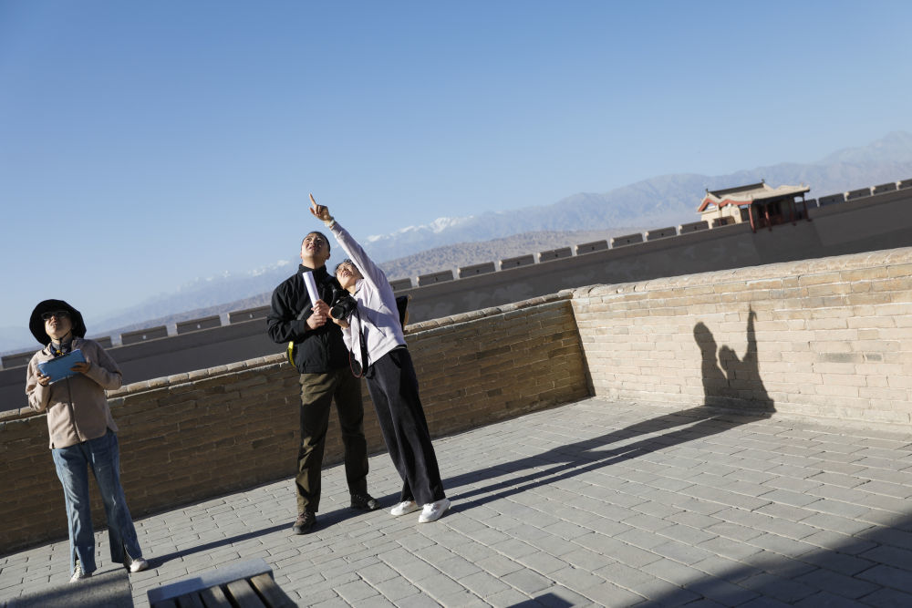 7月14日,嘉峪关丝路(长城)文化研究院文化遗产监测中心副研究馆员柳君君(右)和同事在甘肃嘉峪关关城景区巡查。