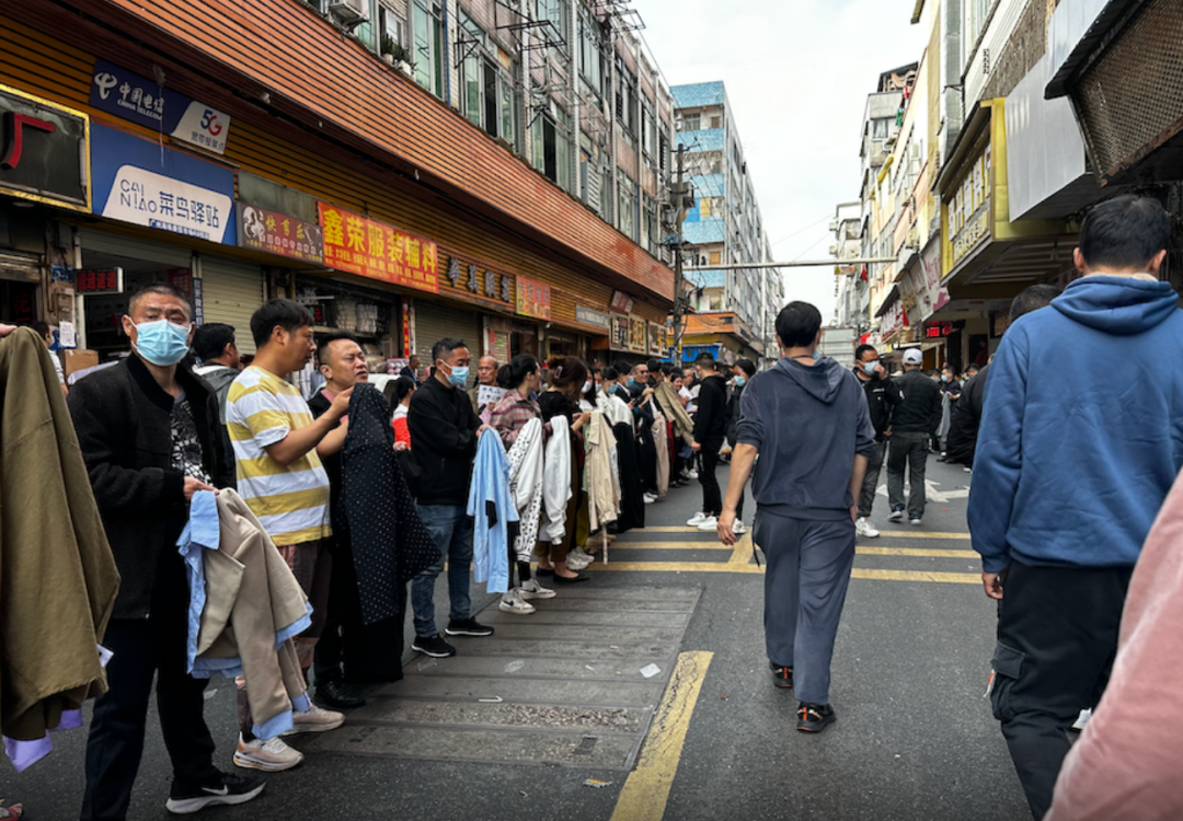 招工大街上,老板排排站,工人来回挑。图/时代财经王莹岭摄