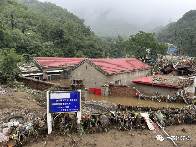 8月1日，水峪嘴村内的积水几乎没过房屋门窗。 新京报记者 慕宏举 摄