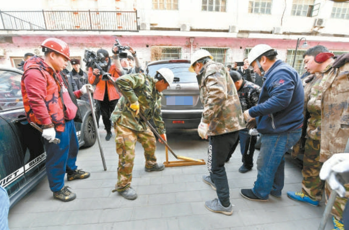 在海淀区学院南路32号院内,工作人员正在集中拆除地锁。本报记者 饶强摄(资料片)